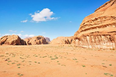 Rocky Massifs kırmızı kum çölünde, parlak mavi gökyüzü arka planda - tipik Wadi Rum, Ürdün manzarası