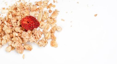 Kurutulmuş çilekli müsli pulları, yakın plan fotoğrafı, metin sağ tarafı için beyaz arkaplan boşluğunda izole.