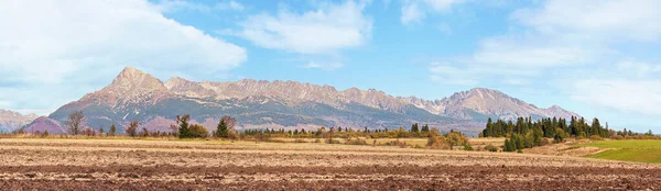 Berg Krivan Slowakisches Symbol Breites Panorama Mit Herbstlichem Trockenfeld Vordergrund — Stockfoto