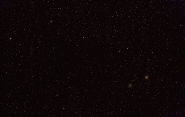 许多夜空中的恒星 有明亮的Yed先星和Posterior星 在左上角可见的Messier 10和12深空物体 长期堆叠的曝光照片 — 图库照片