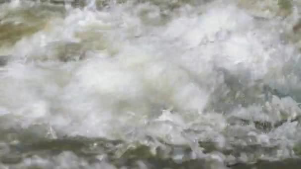 Detailní Detail Voda Tekoucí Řece Slunečného Dne Tvoří Bílé Vlny — Stock video