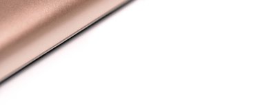 Gül sarısı renkli metal akıllı telefon çantası, makro detayı kapat yazı için boşluk ile çapraz çizgi oluştur, soyut teknoloji arkaplan