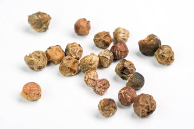 Yeşil biberler beyaz arkaplanda izole edilmiş, yukarıdan yakın görüntü