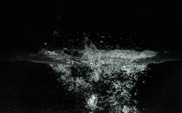 Víz Fröccsenő Ahogy Öntjük Akvárium Tartály Fekete Háttér — Stock Fotó