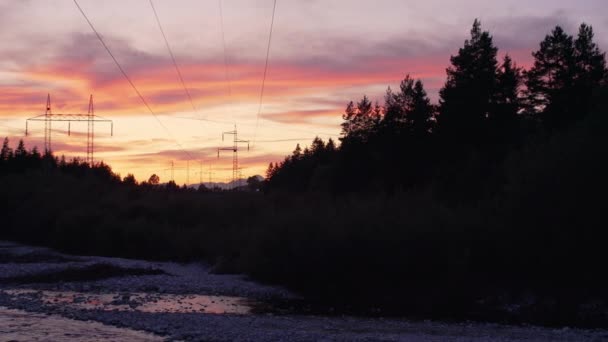 Nubes Atardecer Sobre Bosque Cerca Del Río Siluetas Torres Eléctricas — Vídeos de Stock