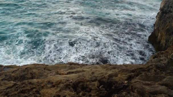 Mare Che Schianta Sulla Riva Rocciosa Acqua Verde Che Schizza — Video Stock