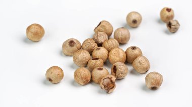 Işık panosunda kurutulmuş beyaz biber, yakın plan detay.