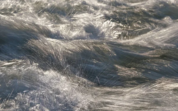 Snelle Bron Rivier Stroomt Rotsen Zonnige Dag Vorming Van Witte — Stockfoto