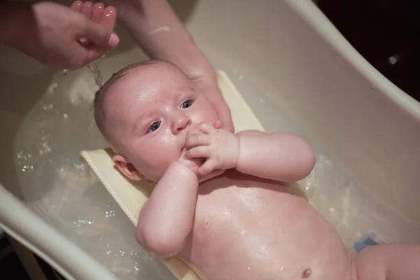 Bébé Garçon Lavé Dans Une Petite Baignoire Mains Mère Près — Photo