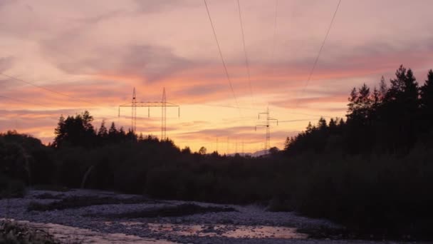 Západ Slunce Mraky Nad Lesem Řeky Siluety Elektrických Sloupů Kabelů — Stock video