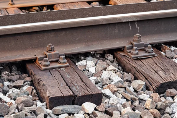 Παλιές Σιδηροδρομικές Γραμμές Ξύλινους Στρωτήρες Λίγη Σκουριά Σημεία Λεπτομέρεια Closeup — Φωτογραφία Αρχείου