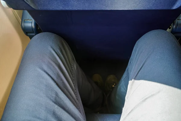 Mirando Hacia Abajo Espacio Estrecho Pierna Asiento Aerolínea Bajo Costo —  Fotos de Stock