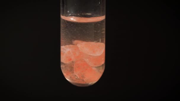 Oranžové Růžové Krystaly Spadl Zkumavky Rozpouštění Vodě Černé Pozadí Detailní — Stock video