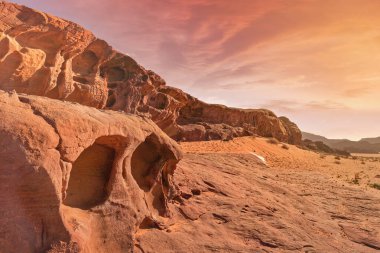Wadi Rum 'da (Ay Vadisi olarak da bilinir) turuncu öğleden sonra güneşi tarafından aydınlatılan kırmızı kumtaşı oluşumları, Ürdün' de, Mars gezegenini andırmaktadır.