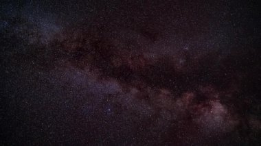 Gece gökyüzü zaman çizelgesi, uyduları olan pek çok yıldız, Aquila ve Sagitta takımyıldızında Samanyolu parlak Altair yıldızı görünür.