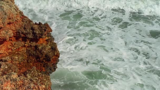 Havet Kraschar Stenig Strand Grönt Vatten Stänk Och Skapa Vitt — Stockvideo