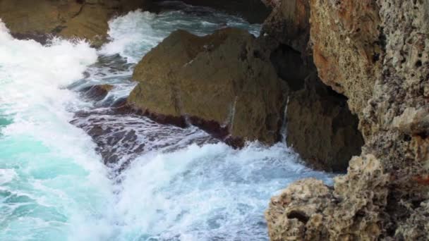 Onde Dell Oceano Che Infrangono Sulla Costa Rocciosa Video Rallentatore — Video Stock