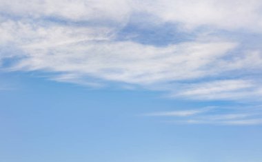 Gökyüzü arkaplanı, alttaki açık mavi, üstteki ise sirrus bulutu.