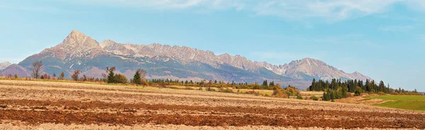 Monte Krivan Picco Simbolo Slovacco Con Inclinato Campo Autunno Asciutto — Foto Stock