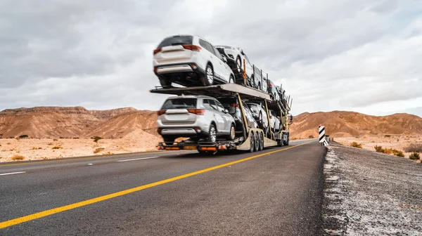 Aszfaltozott Sivatagi Tájon Alacsony Látószögű Elmosódott Sebesség Hangsúlyozására Teherautó Rakodógépkocsikkal — Stock Fotó