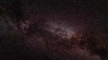 Gece gökyüzü zaman çizelgesi, uyduları olan pek çok yıldız, Kuğu takımyıldızı bölgesinde Samanyolu görünür.
