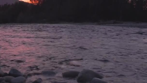 Scena Serale Fiume Sagome Alberi Sulla Riva Rocciosa Con Sfondo — Video Stock