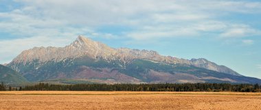 Krivan Dağı zirvesi (Slovak sembolü) önplanda sonbahar kuru alanı ile geniş bir manzara, Tipik Liptov bölgesi sonbahar manzarası, Slovakya
