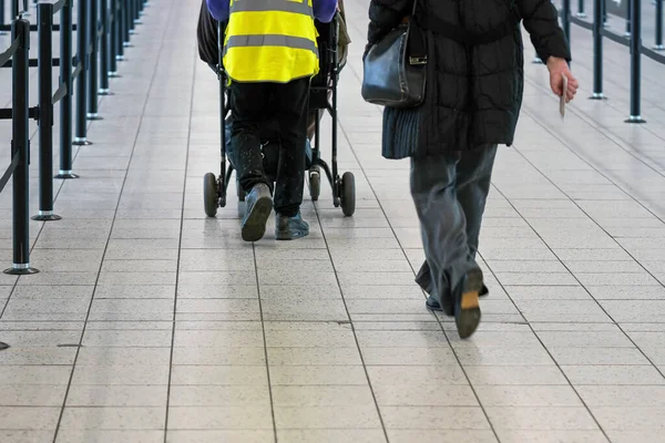 Passagerare Promenader Till Flygplatsen Avgång Gate Assistanspersonal Som Hjälper Till — Stockfoto