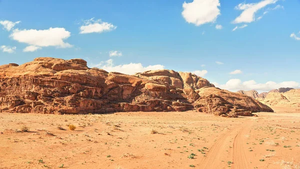 Massicci Rocciosi Sul Deserto Sabbia Rossa Pista Veicoli Cielo Nuvoloso — Foto Stock