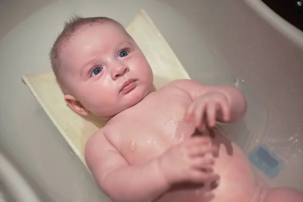 Bébé Garçon Lavé Dans Une Petite Baignoire Vue Haut — Photo