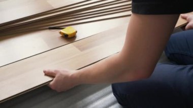 Kaplamalı döşeme döşeme, tahta döşeme, mezura.