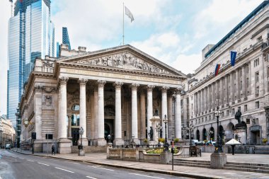 Londra, Birleşik Krallık - 02 Şubat 2019: Royal Exchange bankasının ön kapısı. Ticaretin merkezidir, ilk olarak 1571 yılında açılmıştır, şu anda konut mağazaları ve restoranlardır.