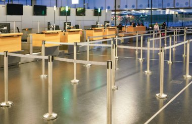 Schwechat, Avusturya - 22 Nisan 2019: Viyana havaalanı sıralarında bant sınırlarıyla bölünmüş boş bekleme alanı, insanların arka planında bulanıklaştı
