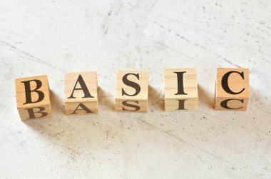 Beyaz taş üzerinde kelime BASIC ile beş tahta küp tahta gibi, yukarıdan görünüm