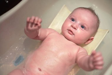 Bebek bebek küvette yıkanmış, yukarıdan manzaralı.