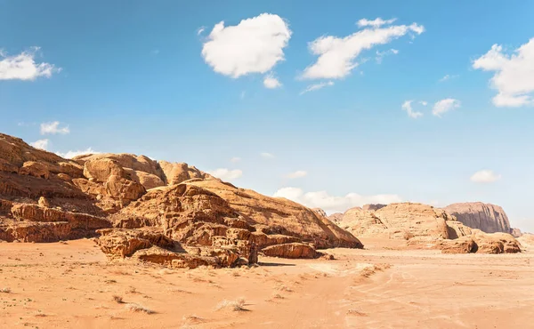 Macizos Rocosos Desierto Arena Roja Pistas Vehículos Tierra Cielo Nublado —  Fotos de Stock