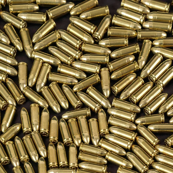 Många Mässing Pistol Kulor Svart Bord Närbild Från Ovan — Stockfoto