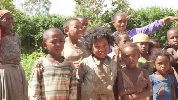 Ivato Madagaskar Dubna 2019 Skupina Neznámých Madagaskarských Dětí Které Stojí — Stock video