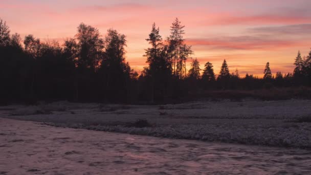 河流边的夜景 岩石海岸上树木的轮廓 夕阳西下的天空背景 — 图库视频影像