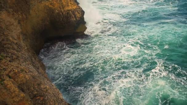 Sea Crashing Rocky Shore Green Water Splashing Creating White Foam — Stock Video