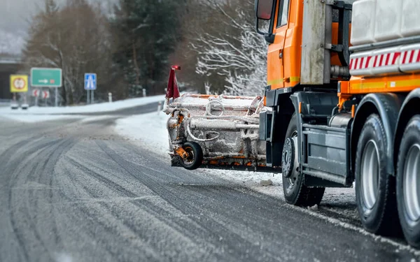 Gritter Sneeuwploeg Staan Aan Kant Van Weg Bedekt Met Dunne — Stockfoto