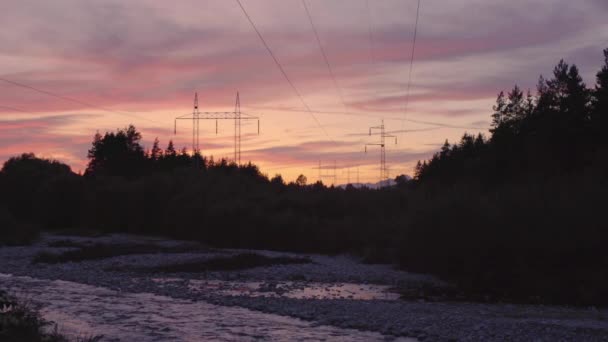 Zachmurzenie Słońca Nad Lasem Pobliżu Rzeki Sylwetki Słupów Elektrycznych Kabli — Wideo stockowe