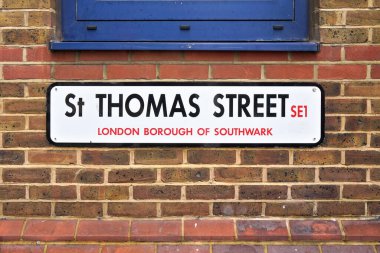 Londra, Birleşik Krallık - 01 Şubat 2019: St. Thomas Caddesi 'ndeki tipik Londra caddesi kahverengi tuğla duvara yerleştirilmiş, yakın plan ayrıntıları