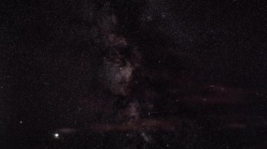 Gece gökyüzü zaman çizelgesi, uyduları olan pek çok yıldız, Sagitta takımyıldızı bölgesinde Samanyolu görünür, Satürn ve Jüpiter 'in daha alçak kısımlarında parlayan bulutlar,