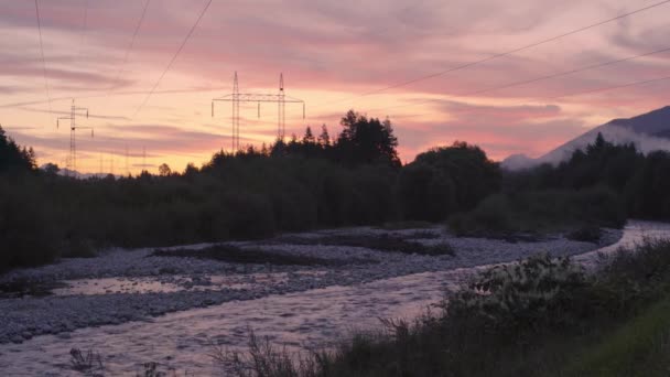 Nuvens Pôr Sol Sobre Floresta Perto Rio Silhuetas Postes Energia — Vídeo de Stock