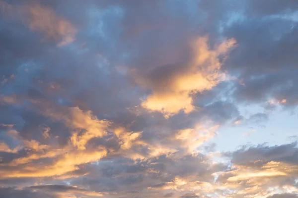 Arancio Pomeriggio Sole Illuminato Scuro Blu Tramonto Cielo Natura Sfondo — Foto Stock