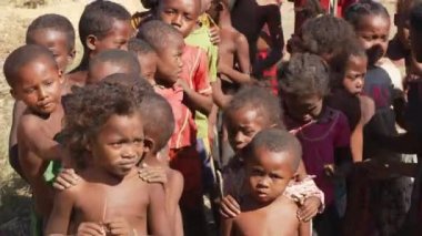 Andranovory, Madagaskar - 30 Nisan 2019: Güneşli bir günde Madagaskar 'daki insanlar fakir ama neşeli, özellikle de çocuklar