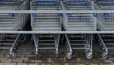 Alışveriş merkezi önünde yığılmış metal alışveriş arabaları closeup