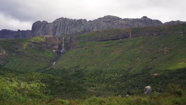 Cachoeiras Sob Maciço Andringitra Como Visto Durante Caminhada Para Pic — Vídeo de Stock