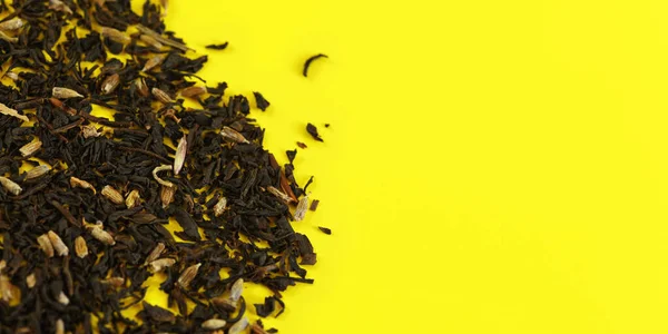 Loose Black Tea Few Dried Flowers Yellow Board View Space — Stock Photo, Image